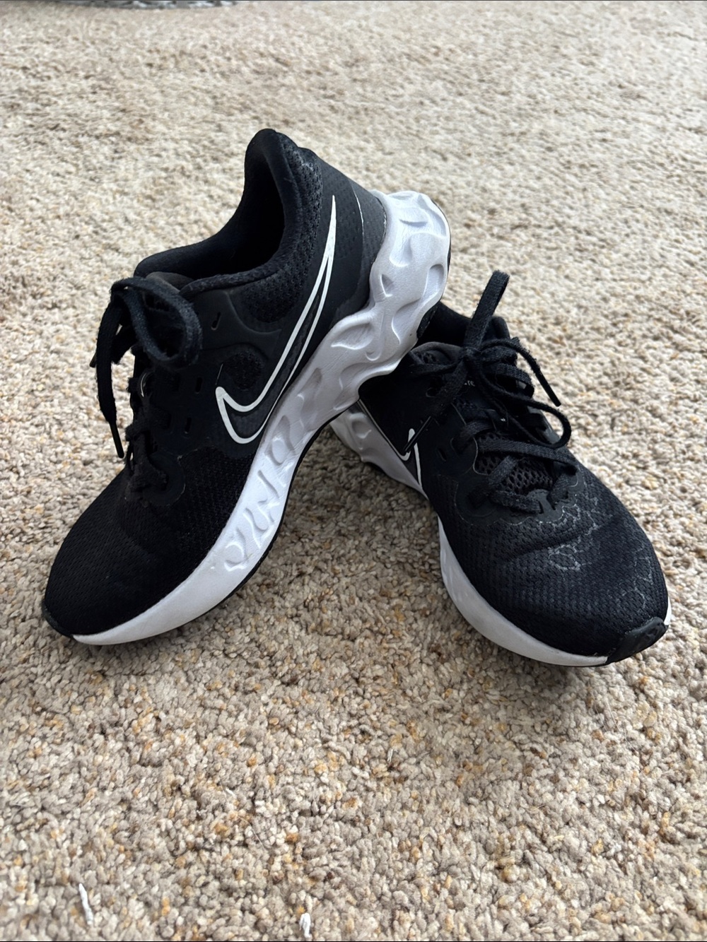 Nike Renew women’s Black and White Lightweight Sneakers